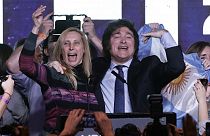 Javier Milei (jobbra) a győzelmét ünnepli az argentin elnöki előválasztáson.