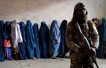 زنان افغان منتظر دریافت جیره غذایی توزیع شده توسط یک گروه کمک‌های بشردوستانه در کابل، افغانستان
