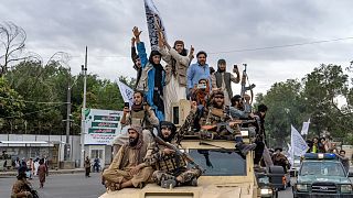 Tálib fegyveresek ünneplik a hatalomátvétel első évfordulóját Kabulban 2022. augusztus 15-én