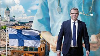 Helsinki şehir merkezi, Finlandiya bayrağı ve Finlandiya Başbakanı Petteri Orpo (euronews) 