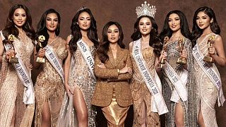 La Organización Miss Universo cortará lazos con la organizadora y directora nacional Poppy Capella (centro) tras las acusaciones de acoso sexual.