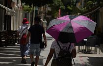Ομπρέλα για τον καύσωνα σε κεντρικό δρόμο της Λευκωσίας