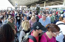 La folla si forma all'aeroporto di Catania, in Sicilia, dopo che un gran numero di voli è stato cancellato o ritardato a causa di una nube di cenere vulcanica dovuta all'eruzione dell'Etna. 