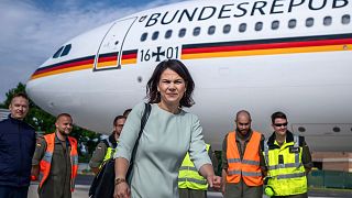 وزیر امور خارجه آلمان پس از بازگشت از سفری از نیویورک در فرودگاه آلمان به تاریخ هجدهم ژوئیه ۲۰۲۳‍