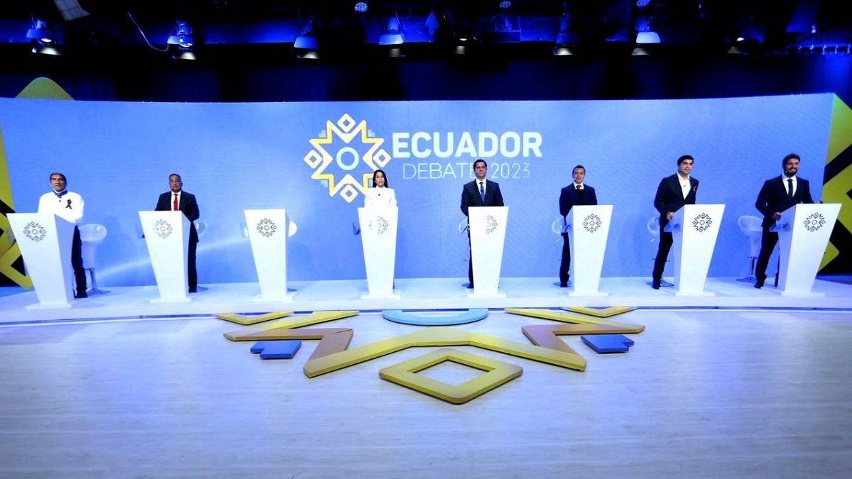 مرشحو الانتخابات الرئاسية خلال مناظرة الأحد في كيتو، الإكوادور.