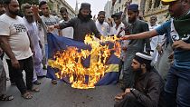 محتجون من حركة "لبّيك باكستان" يضرمون النار في علم السويد أثناء مظاهرة في كراتشي