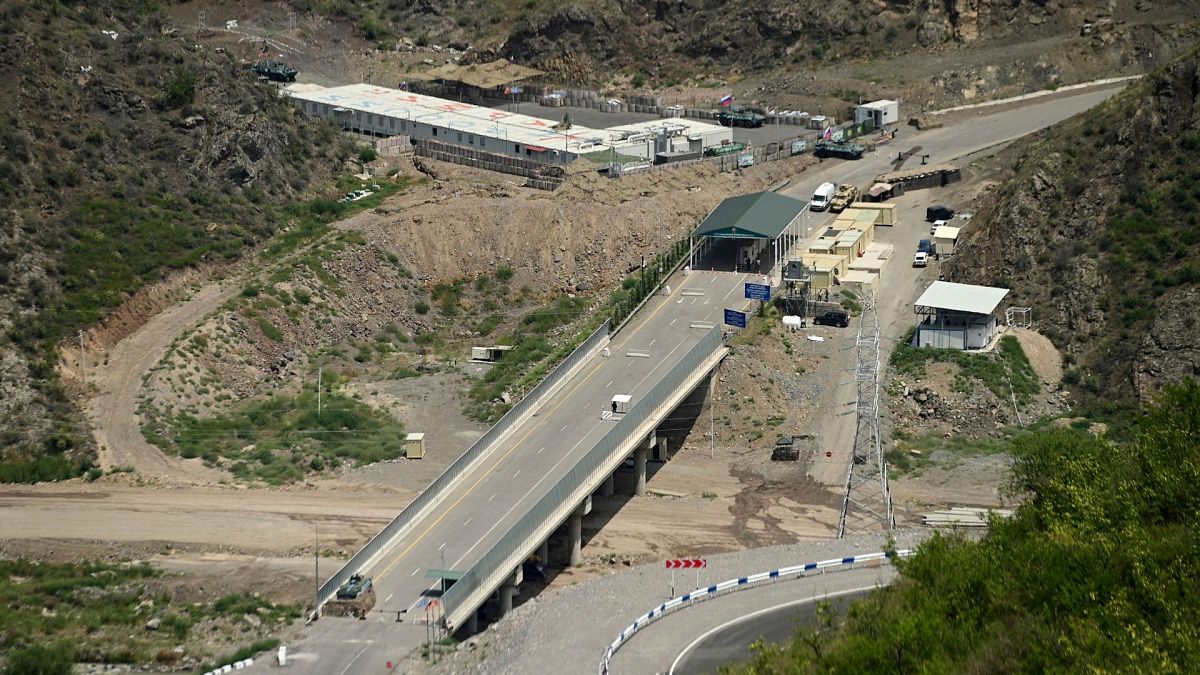 پل و پست بازرسی در جاده ای به سمت منطقه جدایی طلب قره باغ کوهستانی در ارمنستان، ژوئیه ۲۰۲۳