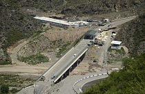 جسر ونقطة تفتيش على الطريق المؤدي إلى منطقة ناغورنو كاراباخ الانفصالية، في أرمينيا، الجمعة 28 يوليو 2023.