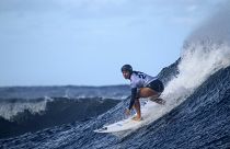 رياضي يركب الأمواج قبالة شواطئ تيهوبو في جزيرة تاهيتي، حيث ستقام مسابقات ركوب الأمواج ضمن دورة الألعاب الأولمبية 2024 في باريس.