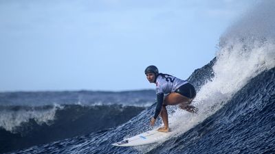 رياضي يركب الأمواج قبالة شواطئ تيهوبو في جزيرة تاهيتي، حيث ستقام مسابقات ركوب الأمواج ضمن دورة الألعاب الأولمبية 2024 في باريس.