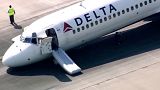 Eine Delta-Maschine landet ohne Fahrwerk auf dem Charlotte Douglas International Airport, Mittwoch, 28\. Juni 2023 in Charlotte, N.C.