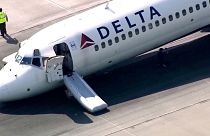 Um avião da Delta aterra sem o trem de aterragem no Aeroporto Internacional Charlotte Douglas, quarta-feira, 28 de junho de 2023, em Charlotte, N.C. 