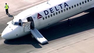 Un aereo Delta atterra senza carrello all'aeroporto internazionale Charlotte Douglas, mercoledì 28 giugno 2023 a Charlotte, N.C.. 