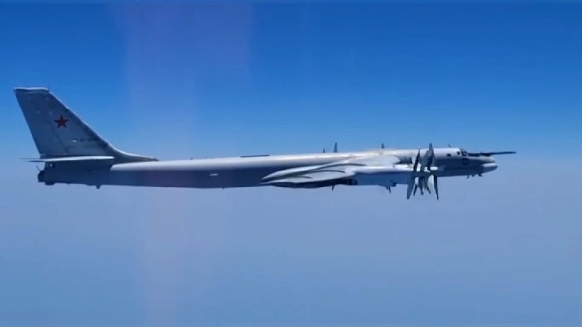 صورة لقاذفة قنابل استراتيجية روسية أثناء تحليقها فوق المحيط القطبي الشمالي، حسب وزارة الدفاع الروسية
