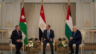 الرئيس المصري عبد الفتاح السيسي العاهل الأردني والرئيس الفلسطيني في مدينة العلمين في شمال مصر