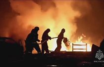 Los bomberos extinguiendo las llamas de la explosión en Rusia