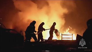 Los bomberos extinguiendo las llamas de la explosión en Rusia