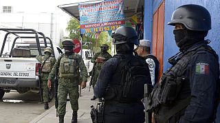 الشرطة المكسيكية خلال إحدى المداهمات - أرشيف