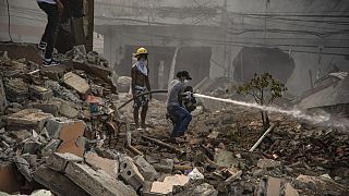 Bombeiros combatem incêndio provocado por explosão na República Dominicana