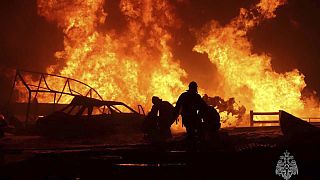 Heftige Flammen nach Explosionen an einer Tankstelle unweit von Machatschkala, in Dagestan