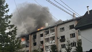 Andrij Szadovij lembergi polgármester által közreadott kép egy lángoló lakóházról, miután orosz rakétatámadás érte a nyugat-ukrajnai várost 2023. augusztus 15.