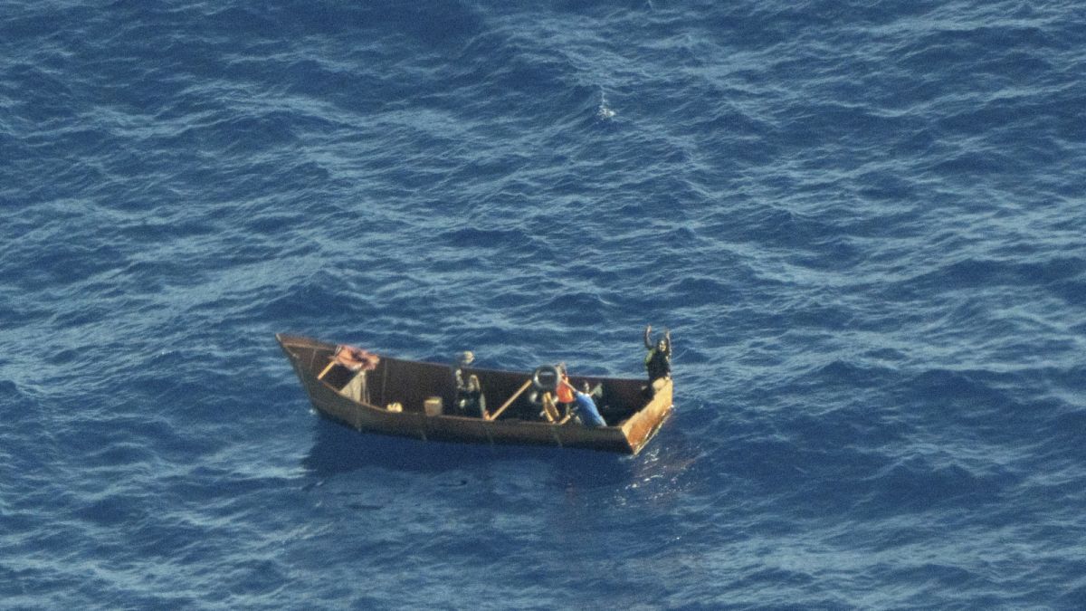 Fotónk illusztráció: túlélők csónakja a tunéziai partoknál