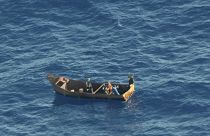 Fotónk illusztráció: túlélők csónakja a tunéziai partoknál