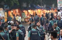 الشرطة تقف بالقرب من المستشفى حيث توفي الزعيم الإسلامي دلوار حسين سعيدي في دكا، بنغلادش، في 15 أغسطس 2023.