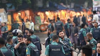 الشرطة تقف بالقرب من المستشفى حيث توفي الزعيم الإسلامي دلوار حسين سعيدي في دكا، بنغلادش، في 15 أغسطس 2023.