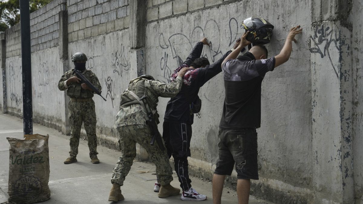 Militari controllano le strade di Guayaquil. (14.8.2023)
