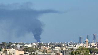 تصاعد الدخان وسط اشتباكات بين الجماعات المسلحة التابعة لحكومة الوحدة الوطنية الليبية ومقرها طرابلس في العاصمة الليبية، في 15 أغسطس / آب 2023.