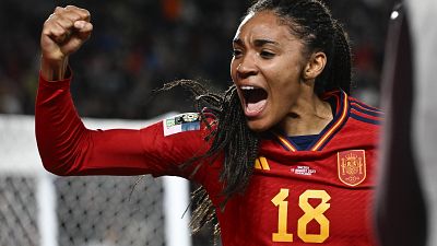 La española Salma Paralluelo celebra tras marcar el primer gol de su equipo durante el partido de fútbol de semifinales de la Copa Mundial Femenina entre Suecia y España.