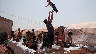 نازحون سوريون يقومون بتركيب مسبح مؤقت للاحتفاظ بالبرودة وسط موجة الحر، إدلب، سوريا،  في 14 أغسطس / آب 2023.