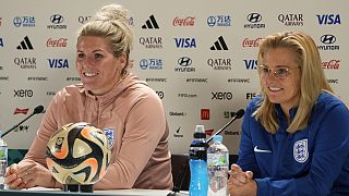Mille Bright e Sarina Wiegman, ct della Nazionale inglese, durante la conferenza stampa prima della semifinale. (Sydney, 15.8.2023)