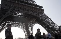 جنود فرنسيون يقومون بدورية في برج إيفل في باريس، فرنسا
