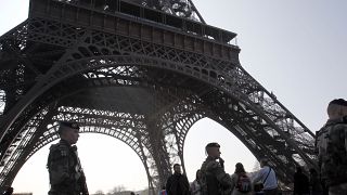 جنود فرنسيون يقومون بدورية في برج إيفل في باريس، فرنسا