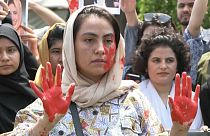 Mujeres inmigrantes afganas llevaron pancartas y gritaron consignas contra los talibanes afganos durante una protesta en Islamabad