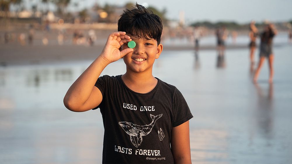 Запознайте се с младия природозащитник, който изпраща деца на училище в Индонезия