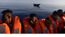 مهاجرون غير نظاميين أنقذتهم منظمات إنسانية من الغرق في البحر الأبيض المتوسط أثناء محاولتهم العبور إلى إيطاليا