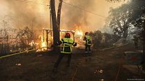 Bomberos trabajando para extinguir un incendio forestal en Saint-André, sureste de Francia, lunes 14 de agosto de 2023.