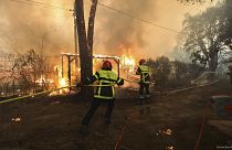 Bomberos trabajando para extinguir un incendio forestal en Saint-André, sureste de Francia, lunes 14 de agosto de 2023.