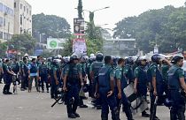 عناصر الشرطة بالقرب من المستشفى حيث توفي الزعيم الإسلامي دلوار حسين سعيدي في دكا، بنغلادش