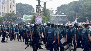 عناصر الشرطة بالقرب من المستشفى حيث توفي الزعيم الإسلامي دلوار حسين سعيدي في دكا، بنغلادش