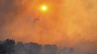 طائرة تحاول إطفاء الحريق بالقرب من بلدة سانت أندريه في جنوب فرنسا