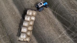 Τρακτέρ σε φάρμα με σιτηρά στην περιφέρεια του Κιέβου