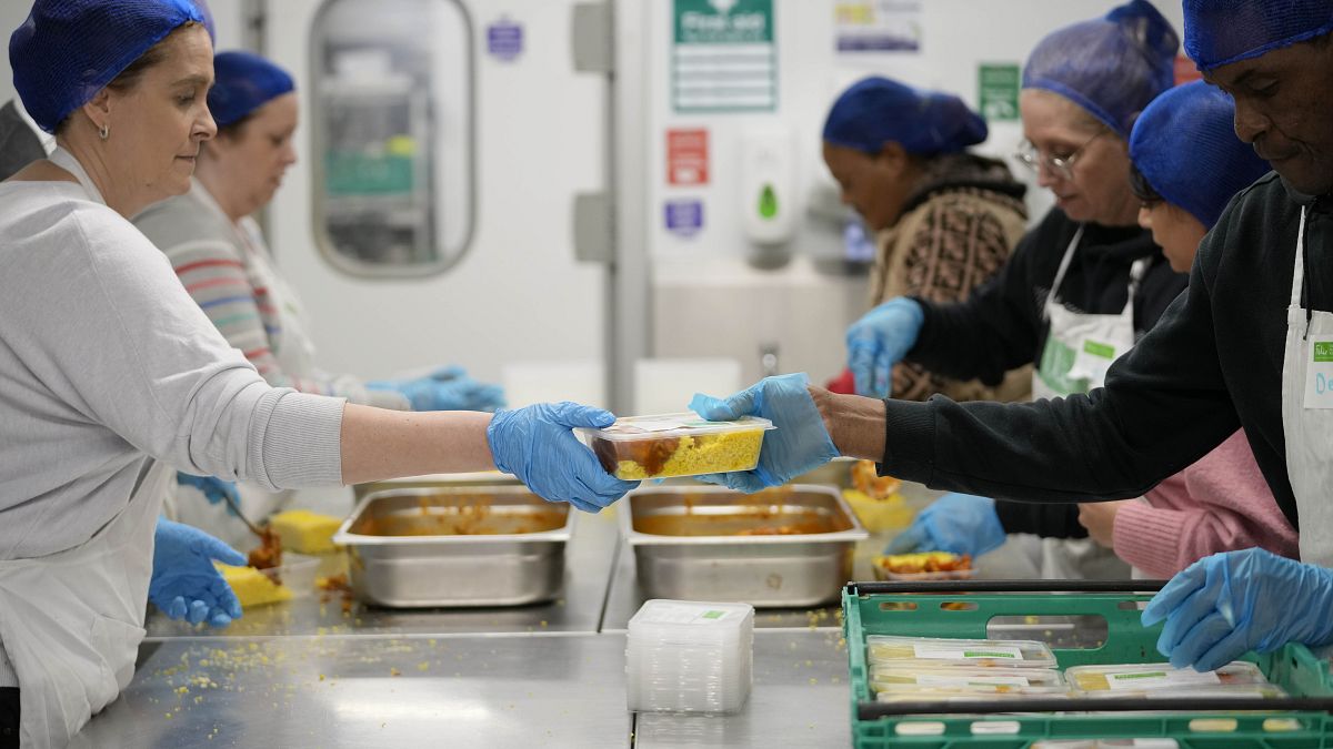 متطوعون في مشروع فليكس لاطعام الفقراء في لندن، بريطنيا