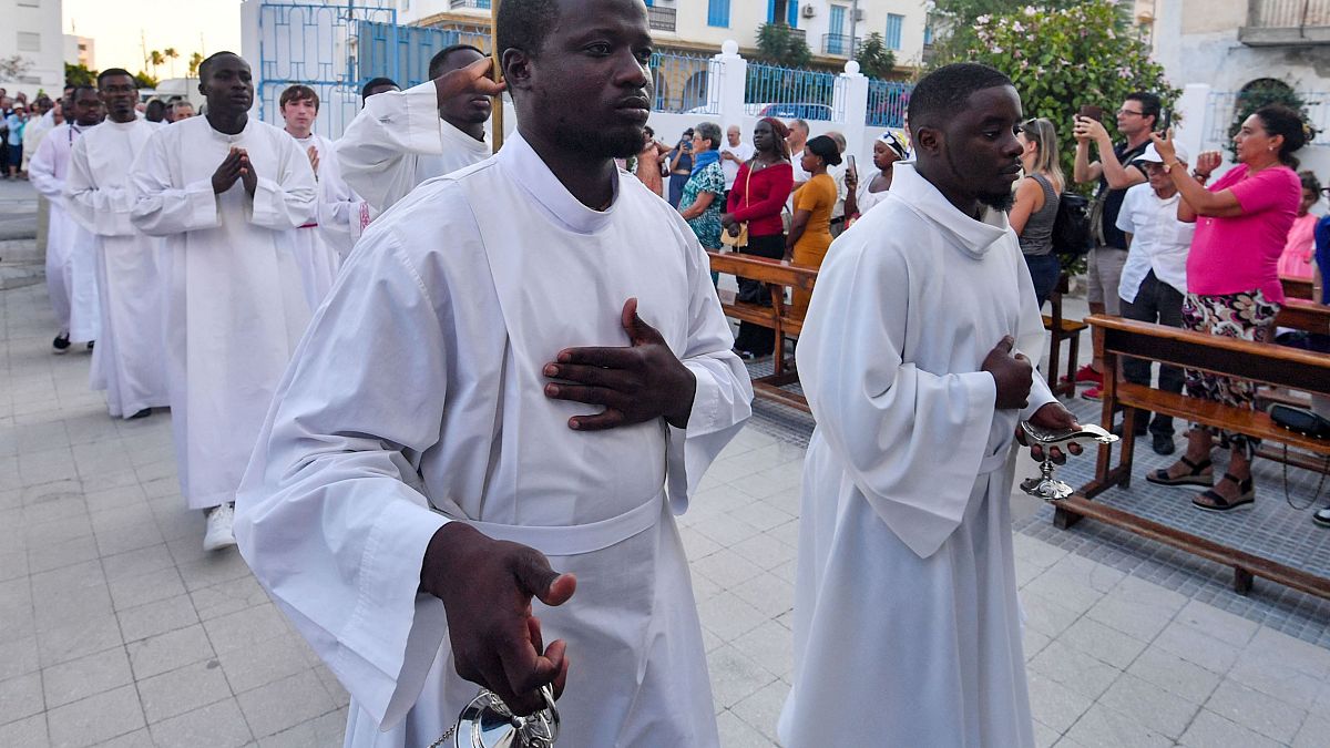 مؤمنون مسيحيون من الكنيسة الكاثوليكية في العاصمة تونس