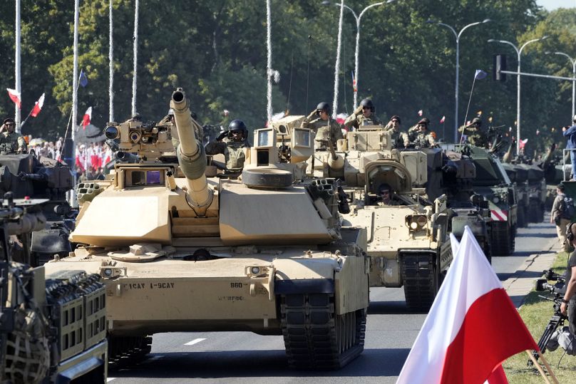 Amerikai Abrams tankok vonulnak fel Varsóban