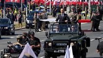 O presidente da Polónia, Andrzej Duda, cumprimenta as tropas no grande desfile militar em Varsóvia, Polónia, 15 de agosto de 2023.