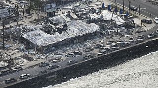 Vista da frente de mar de Lahaina devastada pelas chamas no dia 11 de agosto de 2023